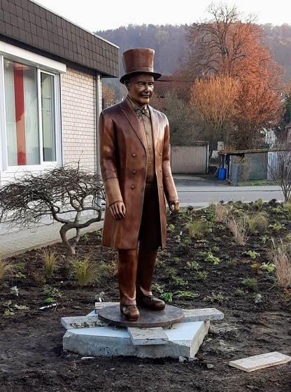 06-1921-02-064_Manschettenbauernstatue