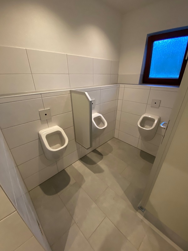 2021-06-19_WC-Anlagen_im_Clubhaus_Eschelbronn_Herren_klein
