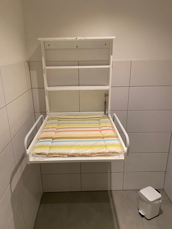 2021-06-19_WC-Anlagen_im_Clubhaus_Eschelbronn_Wickeltisch_klein